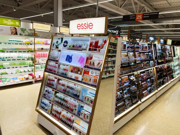 Salford, İngiltere - 25 Eylül 2025: Essie 'nin modern bir Sainsbury süpermarketinde oje ve güzellik ürünlerinin renkli gösterimi.