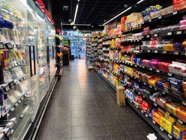 Manchester, İngiltere - 25 Eylül 2025: Organize rafları ve yiyecek ve içeceklerle dolu soğutulmuş bölümleriyle Parlak SPAR süpermarketi.