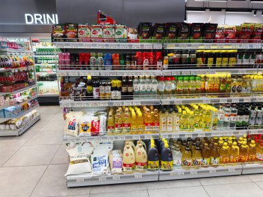 Manchester, İngiltere - 25 Eylül 2025: Organize raflarda soslar, yağlar ve içecekler sergilenen renkli Seul Plaza süpermarketi.