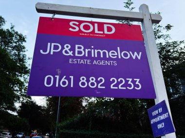 Manchester, İngiltere - 25 Eylül 2025: JP Brimelow Emlak 'tan satılan statü ve iletişim bilgilerini gösteren mor tabela.