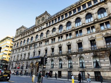 Manchester, İngiltere - 25 Eylül 2025: Manchester City Bulvarı 'nda yayalar ve modern çevrenin yoğun olduğu tarihi bina.