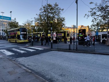 Manchester, İngiltere - 25 Eylül 2025: Canlı bir şehir ortamında otobüsler, yayalar ve mağazaların bulunduğu kalabalık Manchester şehri sahnesi.