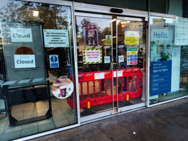 Manchester, İngiltere - 25 Eylül 2025: Geniş kapalı tabelalar, uyarı uyarıları ve yenileme sırasında kırmızı güvenlik bariyerleri.