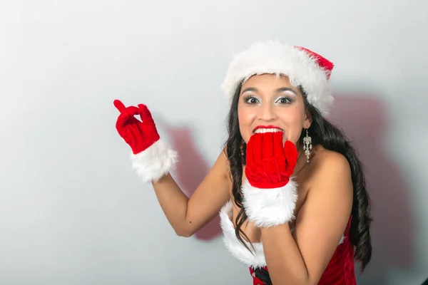 Als Weihnachtsmann Verkleidete Frau Zeigt Zur Seite Ein Produkt Präsentieren — Stockfoto