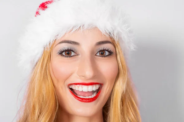 女人的脸 头戴圣诞帽 表情可爱 — 图库照片