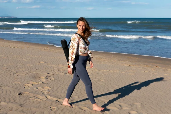 Bonita Mulher Andando Descalça Praia Com Tapete Pendurado Sobre Ombro — Fotografia de Stock