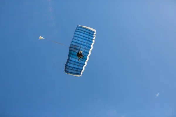 Two Person Parachute Descent Seen — Stock Photo, Image