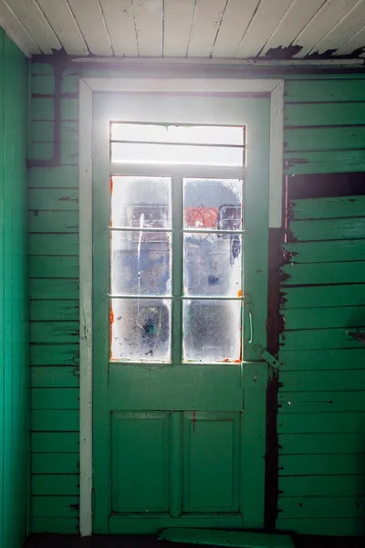 木製車内のガラスの古いドアの写真 — ストック写真