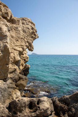 Deniz kenarındaki kayalık bölge manzarası