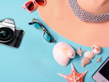 plaj konsepti nesneleri, yukarıdan görünüyor.