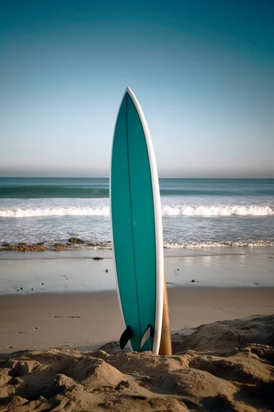 Surfovací Prkno Zaseklé Písku — Stock fotografie