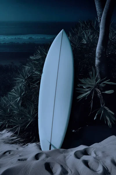 Sahilde Kumda Sıkışmış Bir Sörf Tahtası — Stok fotoğraf