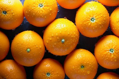 Taze portakallar pırıl pırıl su damlacıklarıyla süslenmiş.