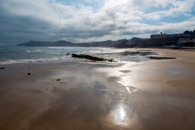 İspanya 'nın Comillas, Cantabria şehrinde gün doğumunda plaj.