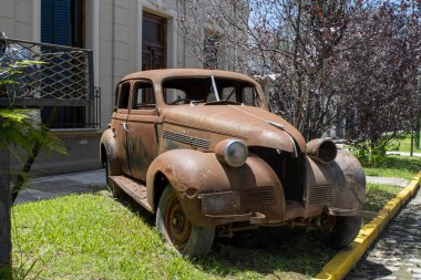Terk edilmiş ve paslı Amerikan eski arabası