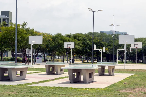 Několik Basketbalových Kurtů Ping Pong Stolů Městském Parku — Stock fotografie