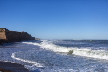 Chapadmalal 'da uçurumları olan güzel sahil, Mar del Plata Arjantin