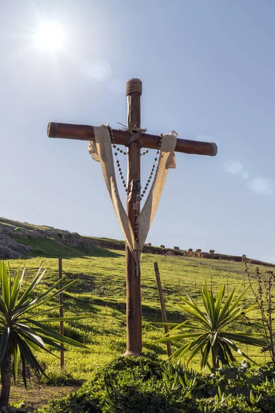 Foto Cruz Madeira Montanha Com Rosário Religião Conceito — Fotografia de Stock