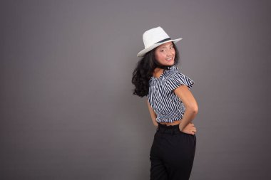 Beyaz şapkalı güzel Çinli kadın, arka plandan izole edilmiş.