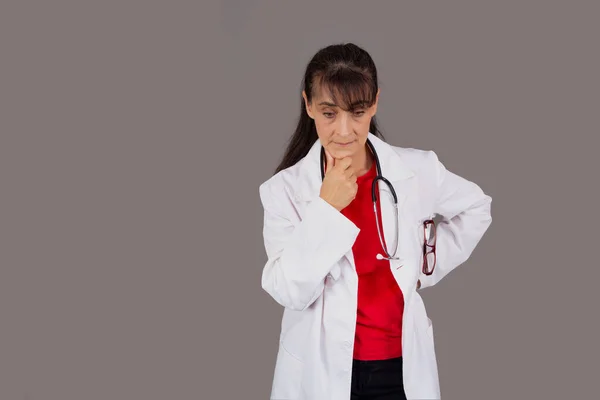 背景から隔離された思慮深い表情をした医師の女性 — ストック写真