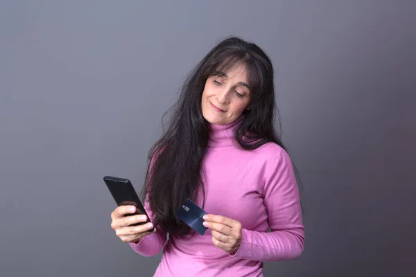 Elegancka Kobieta Swetrze Golfem Kupująca Pomocą Karty Telefonu Komórkowego — Zdjęcie stockowe