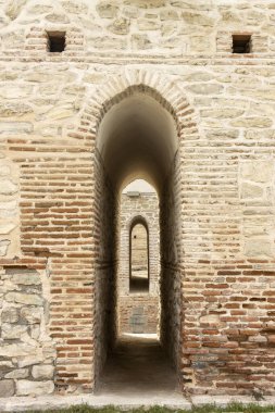 Kale duvarları arasındaki dar geçitin fotoğrafı