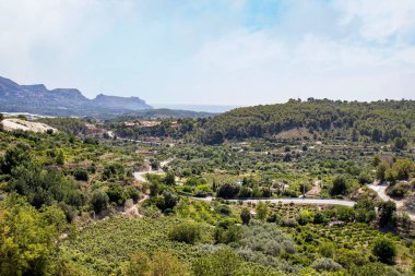 Kırsal yol ve Akdeniz yamaçlarının manzarası