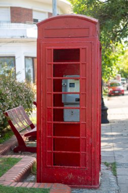 İhmal edilmiş eski telefon kulübesinin fotoğrafı.