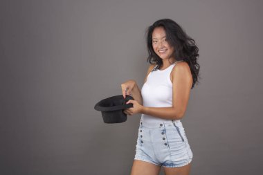 Moda şapkasıyla neşeli bir Çin modeli.