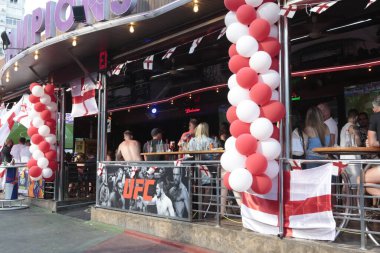 Benidorm, İspanya 06-07-2024 İngiliz taraftarları, bayraklar ve balonlarla bir Avrupa Kupası maçını izlemek için Benidorm 'daki süslü bir barda toplandılar..