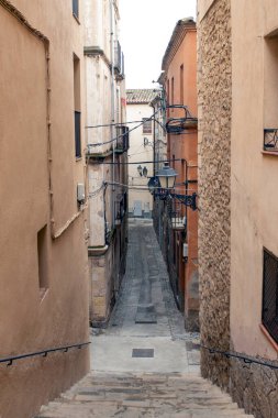 Tarihi Akdeniz sokağı. Eski binalar, üstten kablolar ve kaldırımlı kaldırım kaldırımlarına çıkan taş merdivenler..