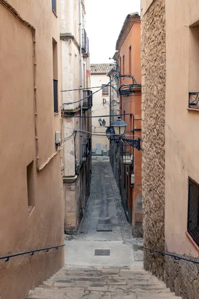 Tarihi Akdeniz sokağı. Eski binalar, üstten kablolar ve kaldırımlı kaldırım kaldırımlarına çıkan taş merdivenler..
