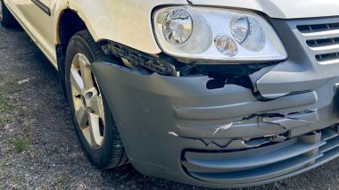 Arabanın ön tarafı hasarlı. Yüksek kalite fotoğraf