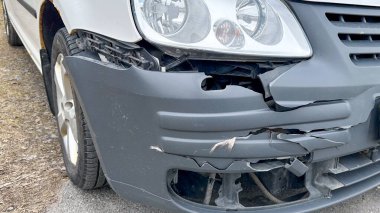 Arabanın ön tarafı hasarlı. Yüksek kalite fotoğraf