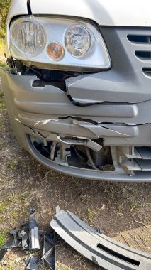 Arabanın ön tarafı hasarlı. Yüksek kalite fotoğraf