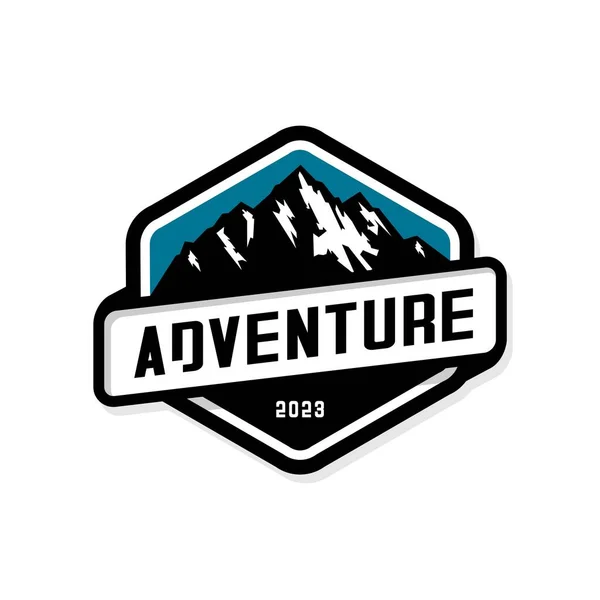 Mountain Adventure Vektor Design Auf Weißem Hintergrund — Stockvektor