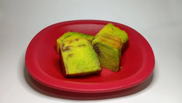Gâteau Vert Éponge Sur Une Petite Assiette Rouge Avec Fond — Photo