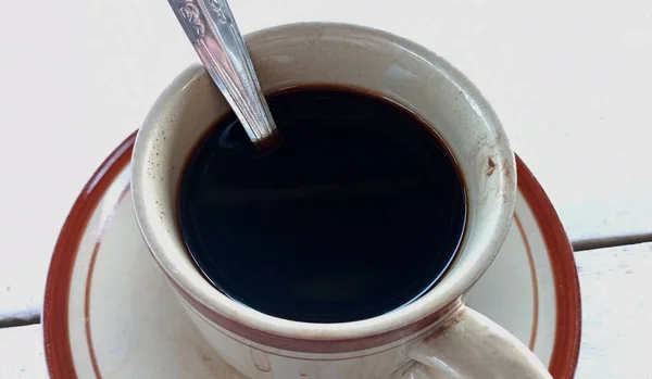 Zwarte Koffie Geserveerd Witte Beker Witte Schotel Witte Houten Tafel — Stockfoto