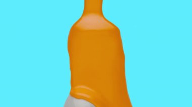 Moda animasyonu. Turuncu boya, meyve suyu ya da sıvı renkli adamın kafasına düşer. Yaratıcı modern tarzda gerçekçi 3D sanat kompozisyonu. Asgari soyut grafik konsept tasarımı.