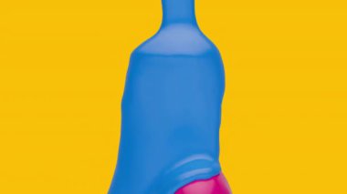 Mavi boya, meyve suyu ya da sıvı kırmızı adamın kafasına düşer. Parlak yaratıcı modern tarzda gerçekçi 3D sanat kompozisyonu. Canlı soyut grafik konsept tasarımı. Renkli moda animasyonu.