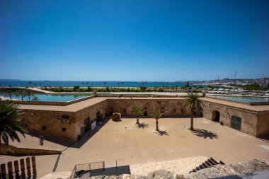 Saraydan Mayorka 'nın limanını geniş açıdan görebiliyoruz. Duvarları ve ön planda bir avlusu var.