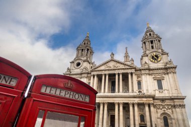 Londra 'daki St. Paul katedralinin önünde iki telefon kulübesi.