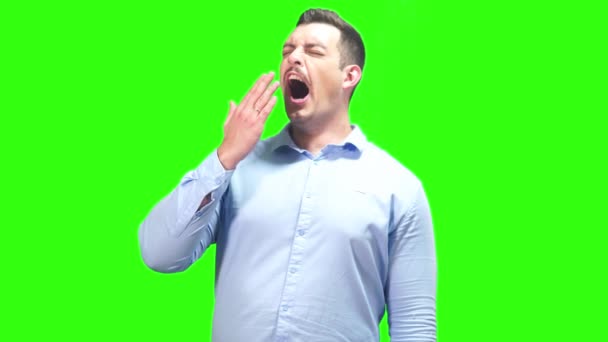 Веселий Чоловік Вусами Синій Сорочці Хотів Спати Зеленому Екрані Високоякісні — стокове відео