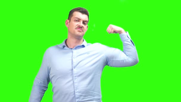 Uomo Con Baffi Impiegato Camicia Blu Mostrando Muscoli Divertenti Filmati — Video Stock