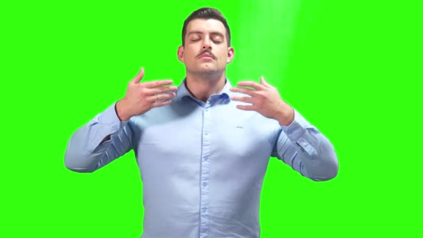 Человек Синей Рубашке Пытается Успокоиться Зеленом Экране Глубоко Дыша Высококачественные — стоковое видео