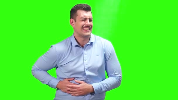 若い男の子は腹痛腹痛の緑色の画面を攻撃します 高品質4K映像 — ストック動画