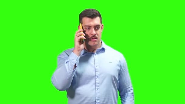 上司は大声で叫んで携帯電話を誓う従業員の緑の画面を脅かす 高品質4K映像 — ストック動画