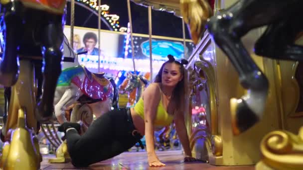 Hermosa Joven Rubia Sexy Bailando Parque Atracciones Noche Alta Calidad — Vídeos de Stock