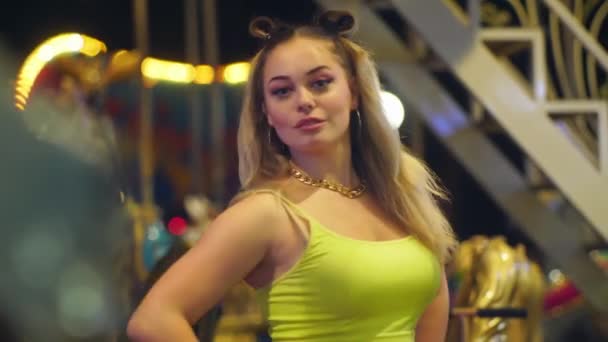 Fată Blondă Frumoasă Dansând Parcul Distracții Seara Roata Ferris Fundal — Videoclip de stoc