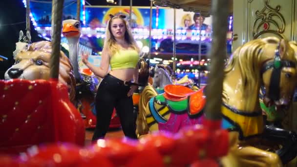 Akşamları Eğlence Parkında Dans Eden Güzel Sarışın Kız Arka Planda — Stok video